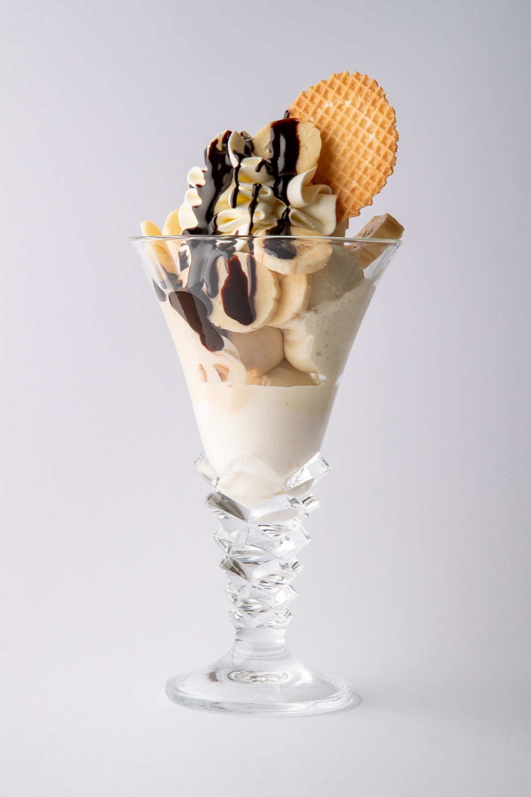 Bananensplit mit Vanille-, Schokoladeneis, Banane und Schokoladensauce