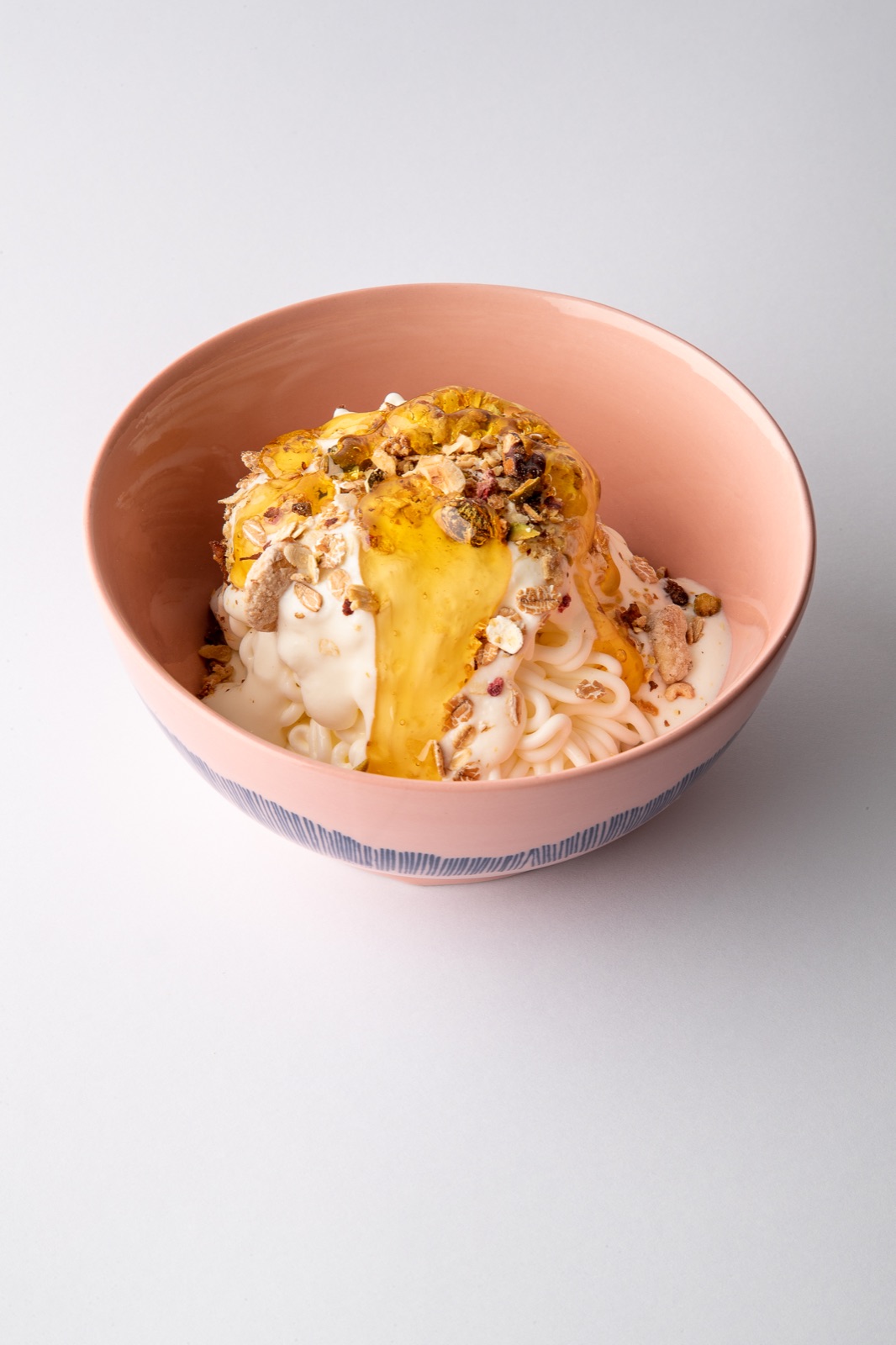 Joghurt-Spaghetti-Eis mit Müsli und Honig